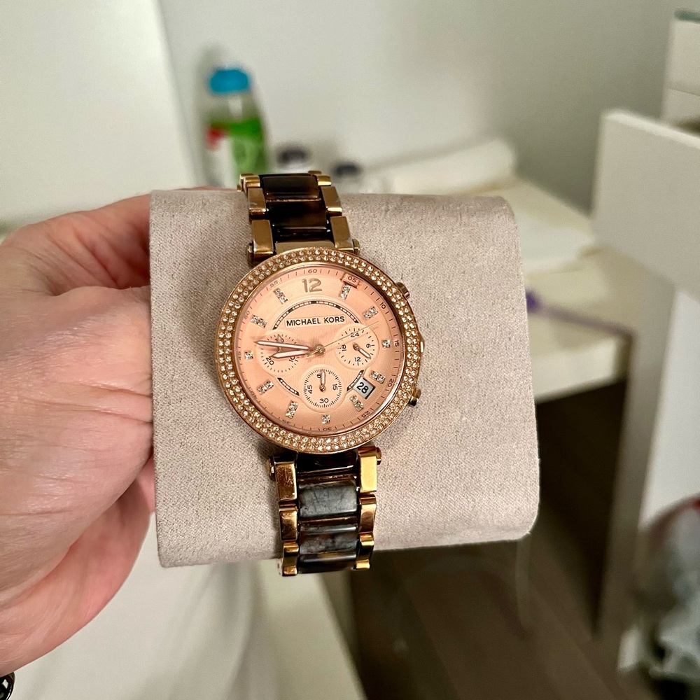 Michael Kors Chronograph Parker
Rose Gold-tone Tortoise Acrylic
Watch MK5538